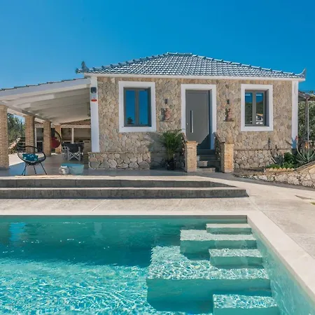 Binios - Private Pool, Walking Distance From The *