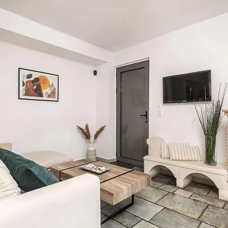 Binios - Private Pool, Walking Distance From The