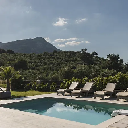 Binios - Private Pool, Walking Distance From The