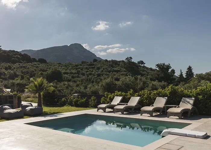 Binios - Private Pool, Walking Distance From The