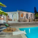 Nyaraló Binios - Private Pool, Walking Distance From The *